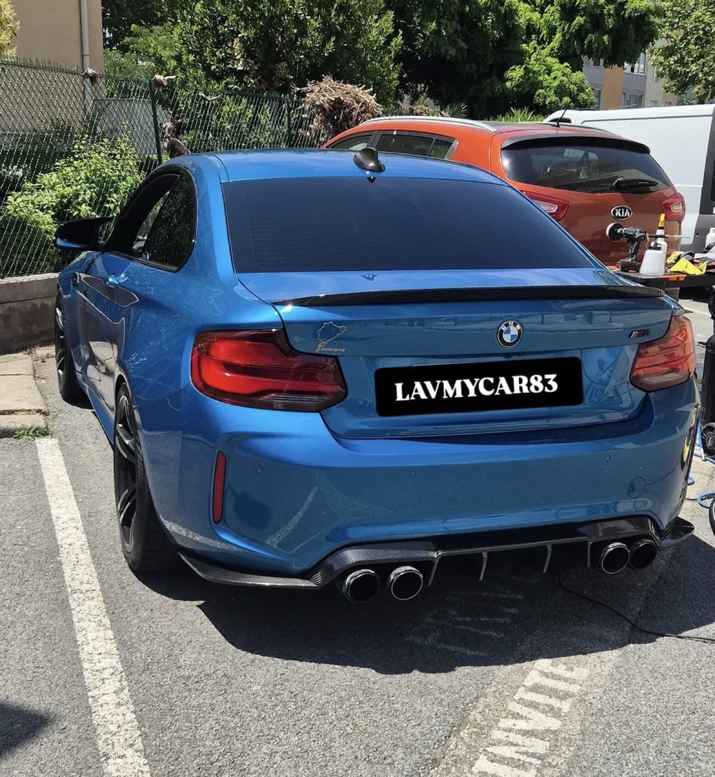 BMW M2 bleue après lavage